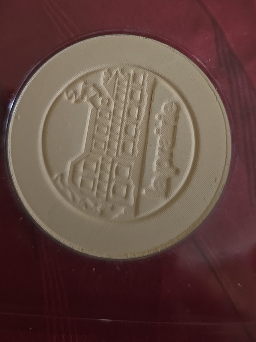 La Prairie Compact Face Powder in Beige on Red Case